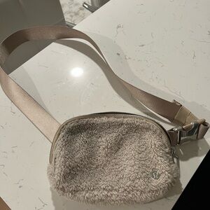Lululemon sherpa belt bag